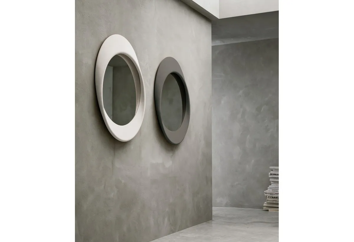 Due specchi Vanity Target Point bianco e grafite su una parete in cemento