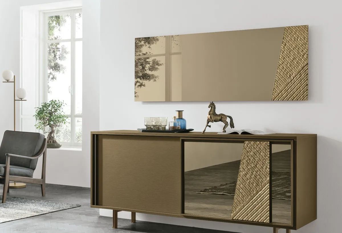 Specchiera Iside Target Point bronzo sopra una madia con ante a specchio
