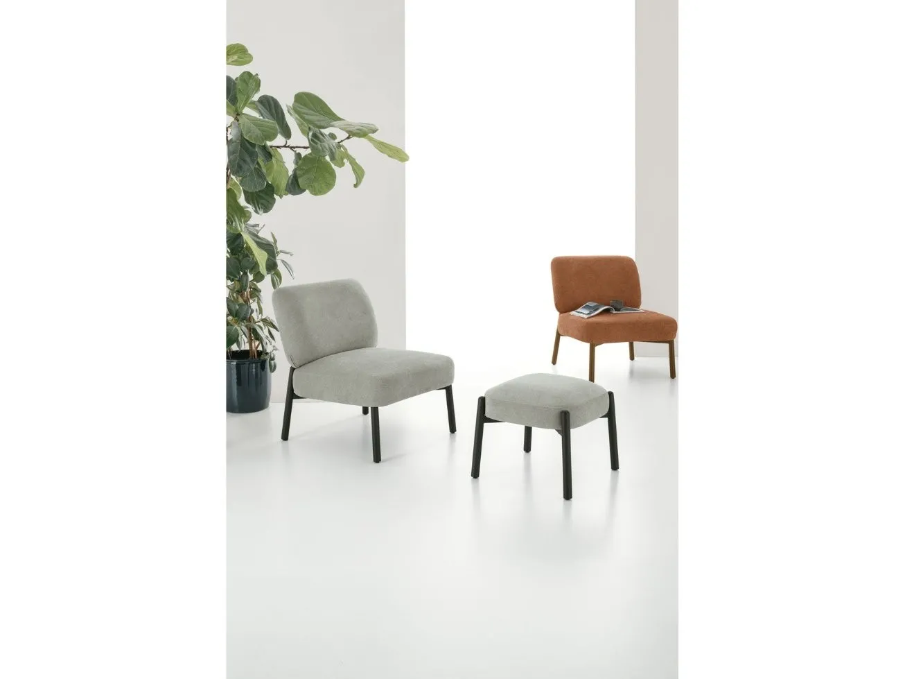 Pouf e poltroncine Kanto Target Point grigie e mattone in uno spazio bianco