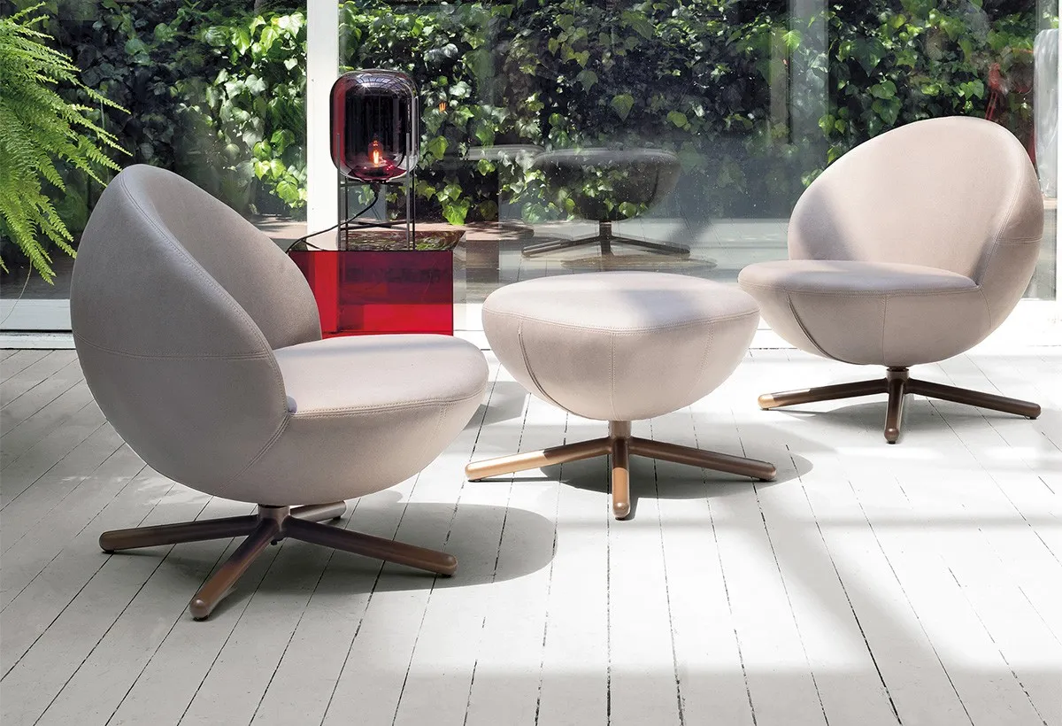 Pouf Vovo Target Point con due poltroncine coordinate in un soggiorno luminoso