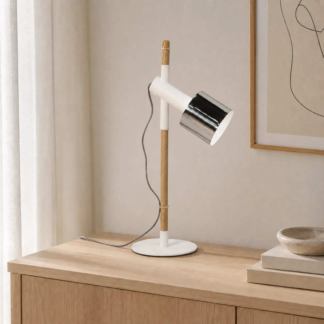 Lampada da tavolo Varm Tomasucci con stelo in rovere e testa orientabile su un mobile