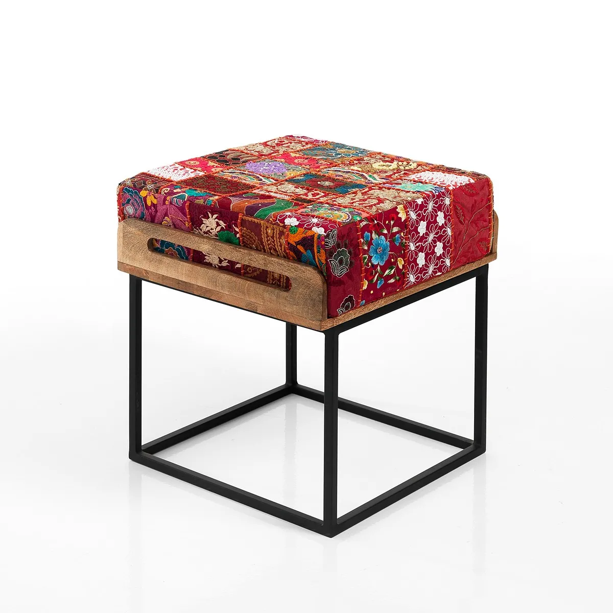 Pouf-tavolino Yara Red Patch Tomasucci con base in acciaio e legno e cuscino patchwork rosso