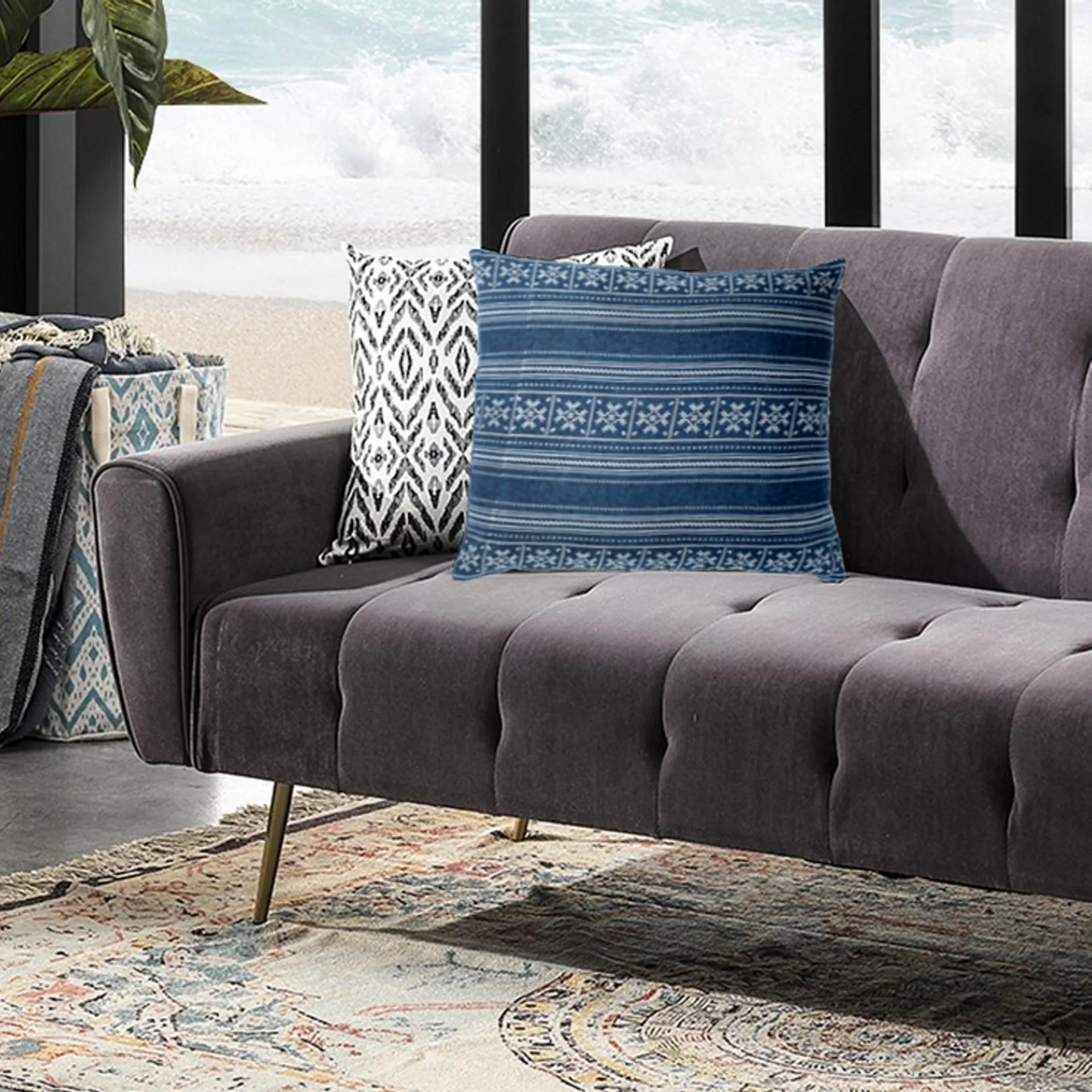 Cuscino Yara Blue Tomasucci a righe blu su un divano grigio
