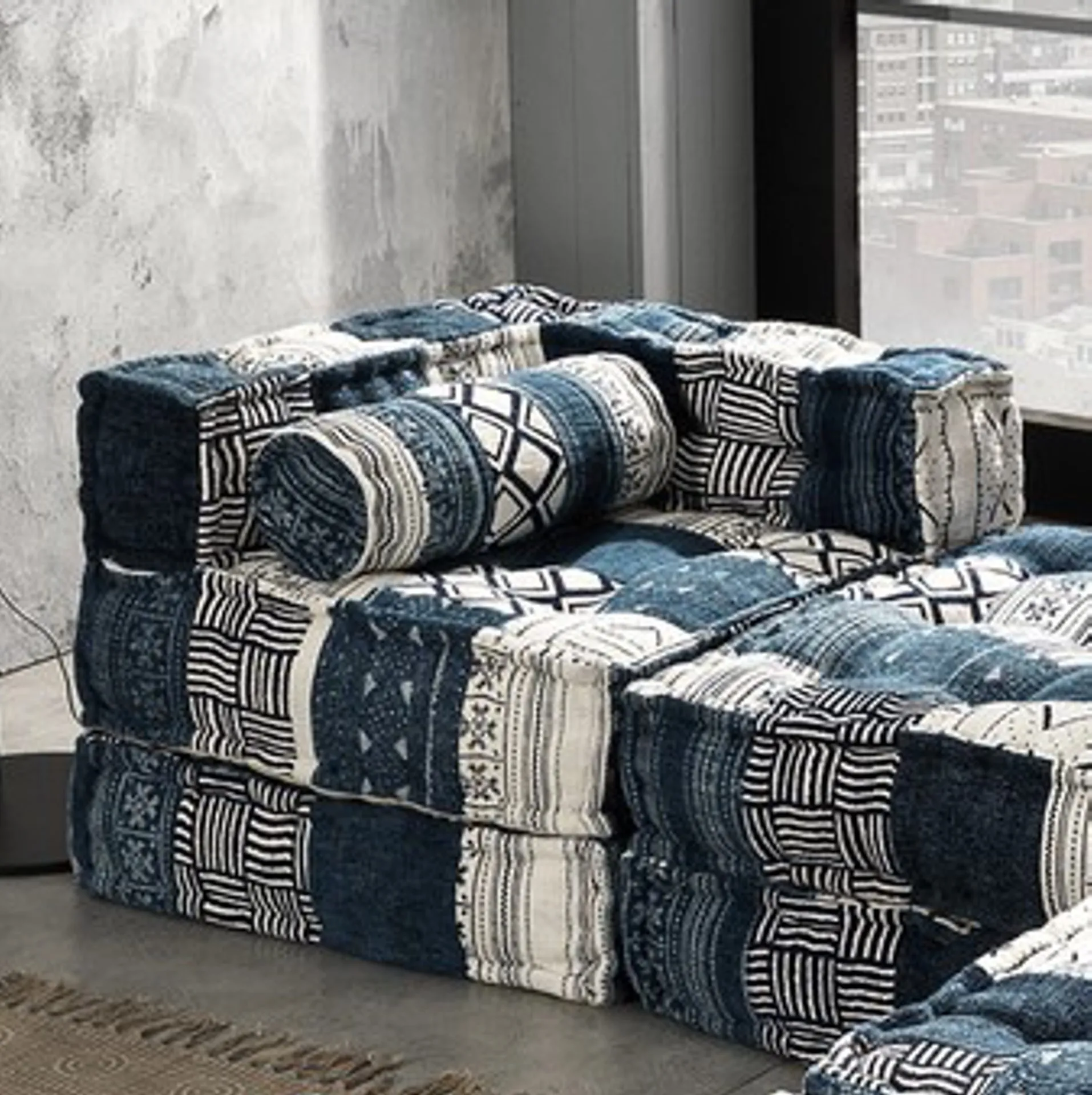 Cuscino a rullo Yara White Blue Tomasucci su sedute patchwork blu e bianche