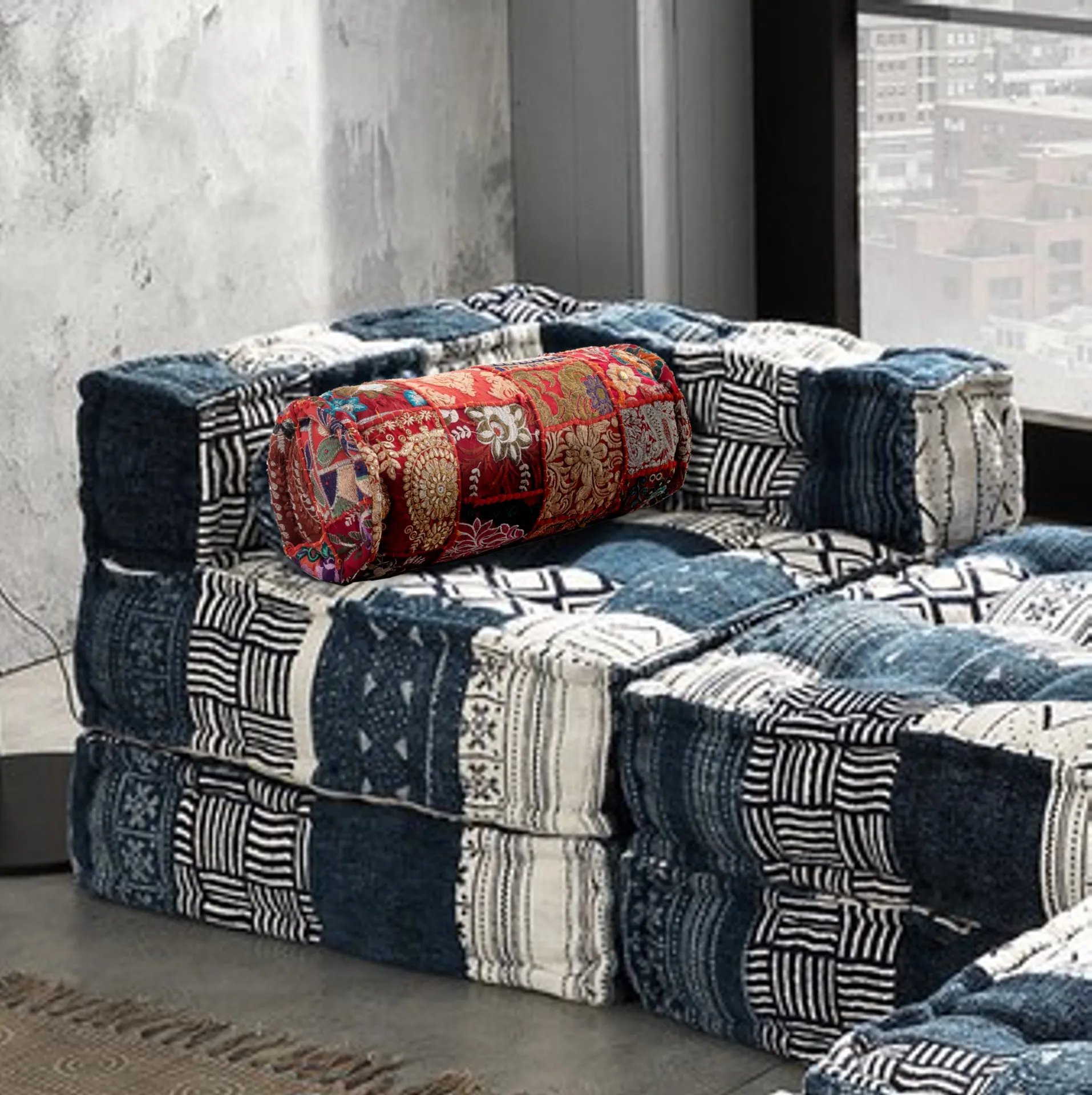 Cuscino a rullo Yara Red Patch Tomasucci rosso su sedute patchwork