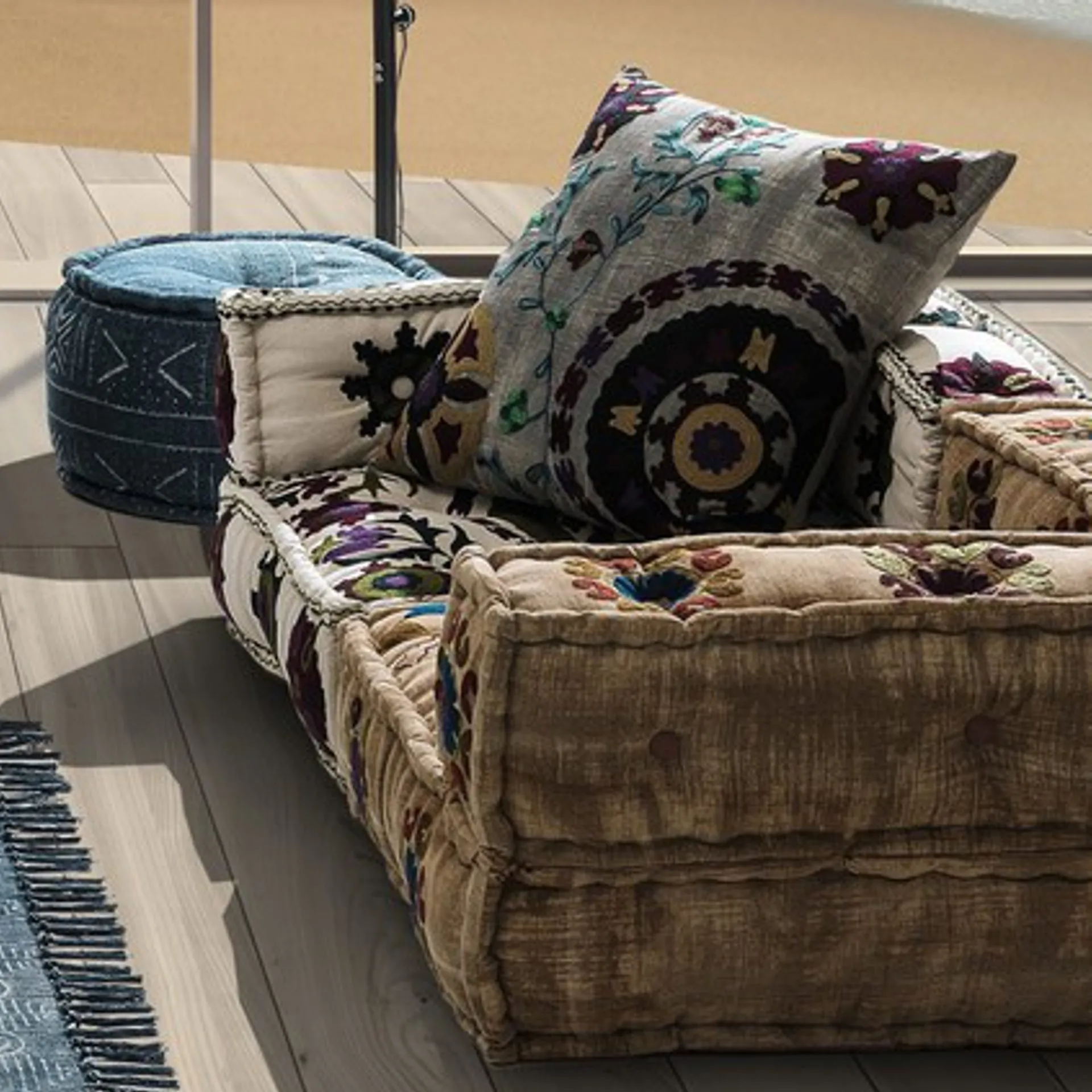 Cuscino Yantra Tomasucci decorato su un divano basso da terrazza