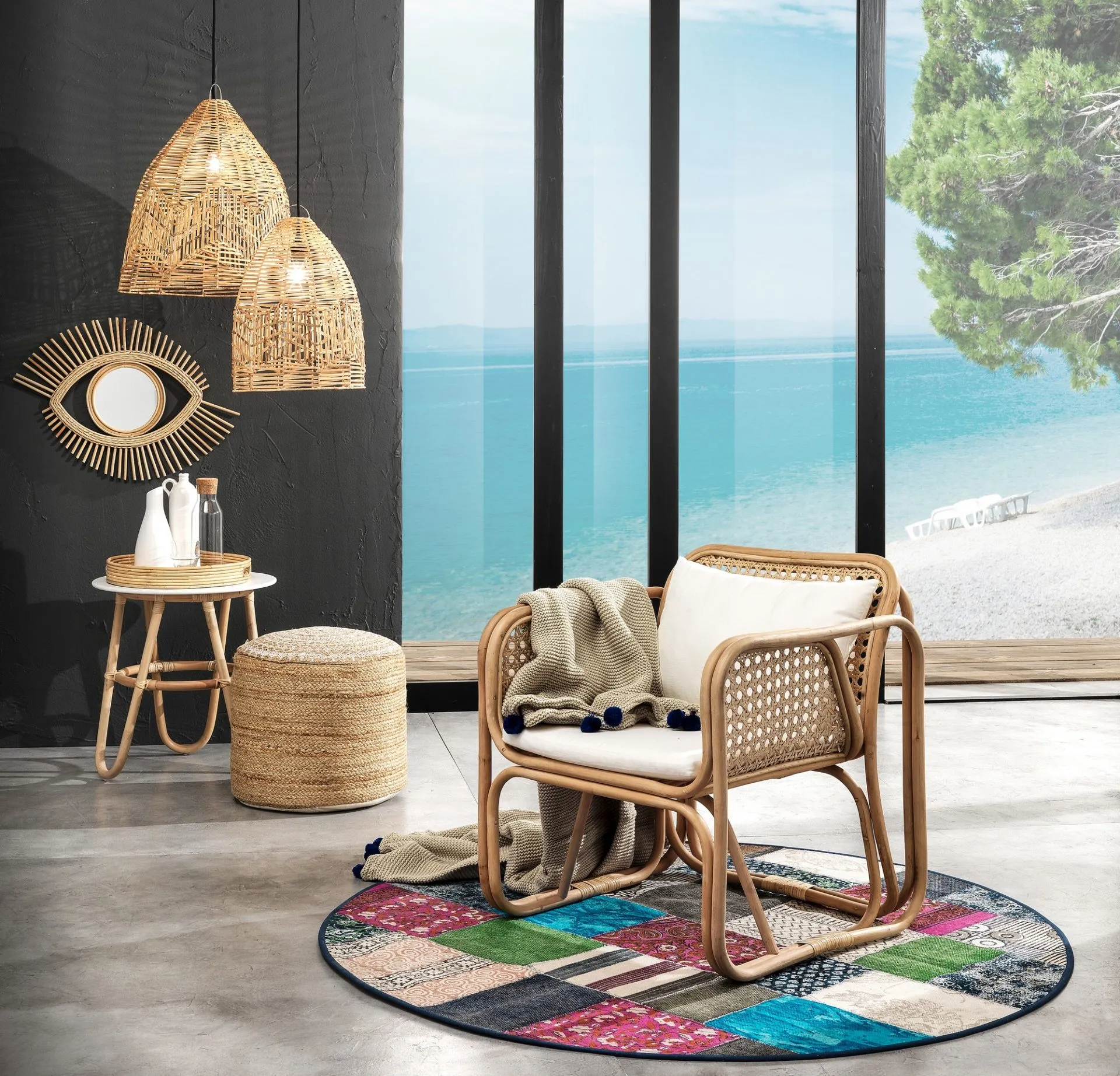 Tappeto rotondo Yara Colours Patch Tomasucci sotto una poltrona in rattan