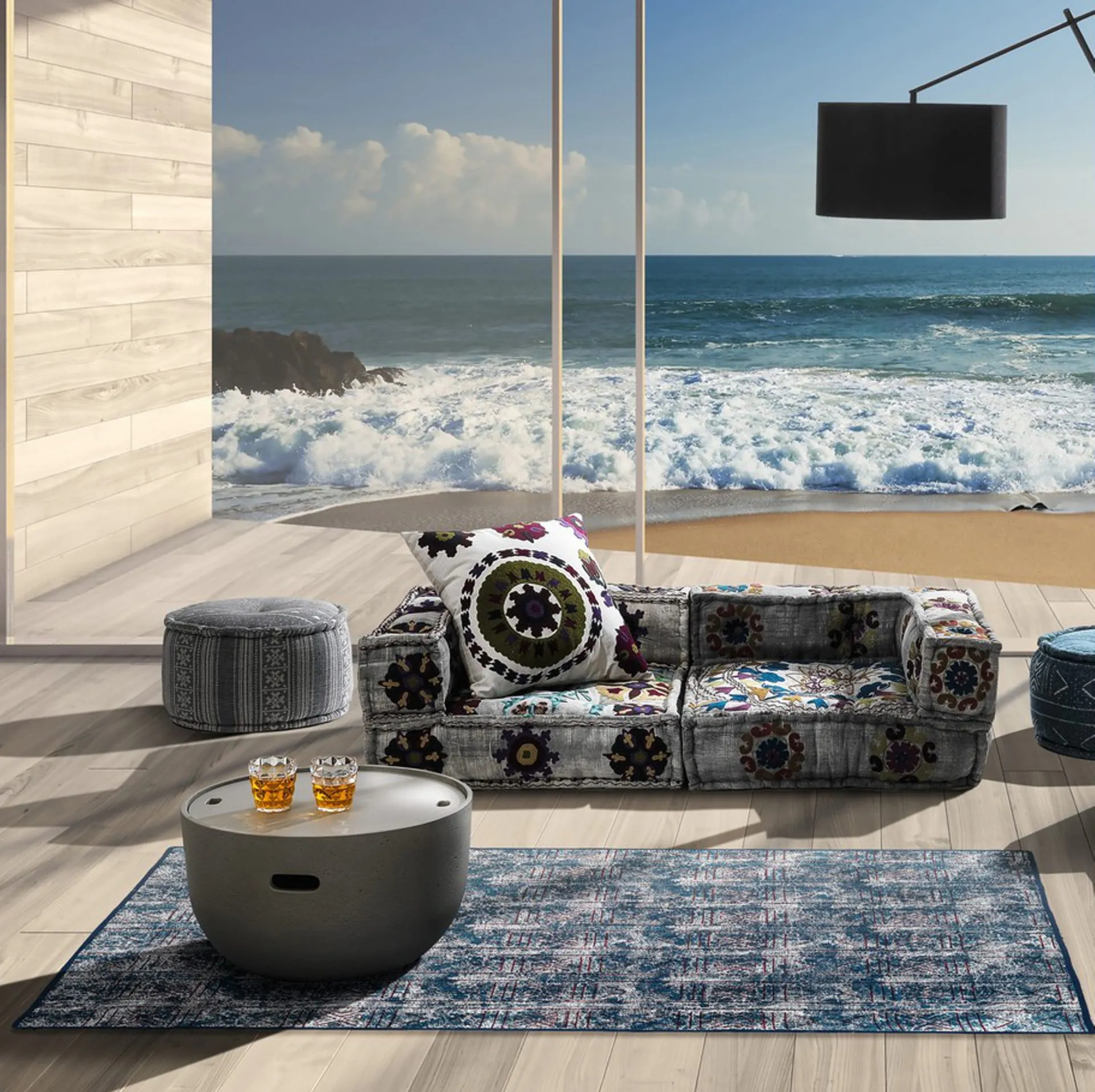Tappeto kilim Yara Tomasucci in un soggiorno con vista sul mare