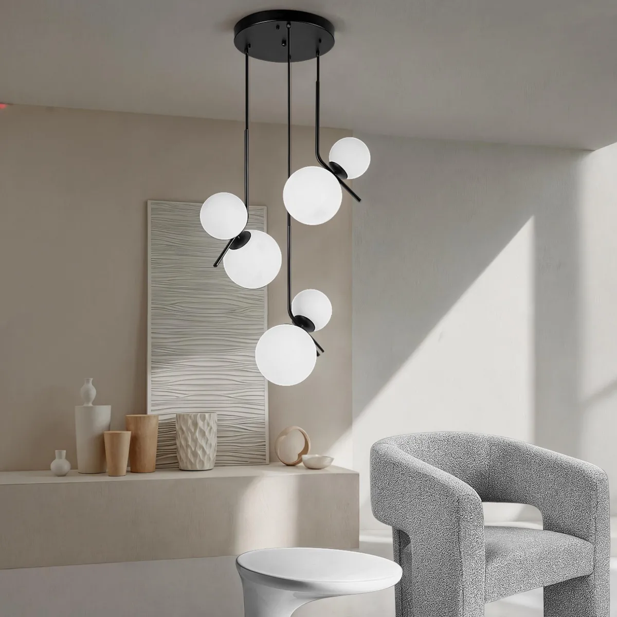 Lampadario Henget Big Tomasucci con più globi in vetro bianco in un soggiorno