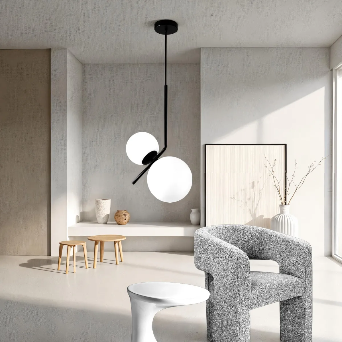 Lampadario Henget Tomasucci con due globi in vetro bianco opaco sopra un tavolino