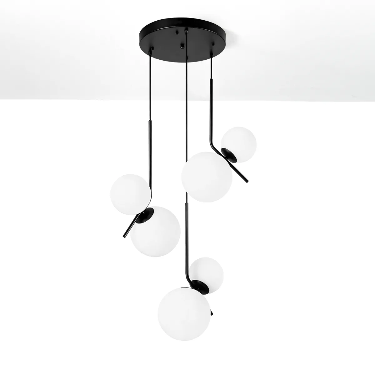 Lampadario Henget Big Tomasucci in metallo nero e vetro bianco su fondo chiaro