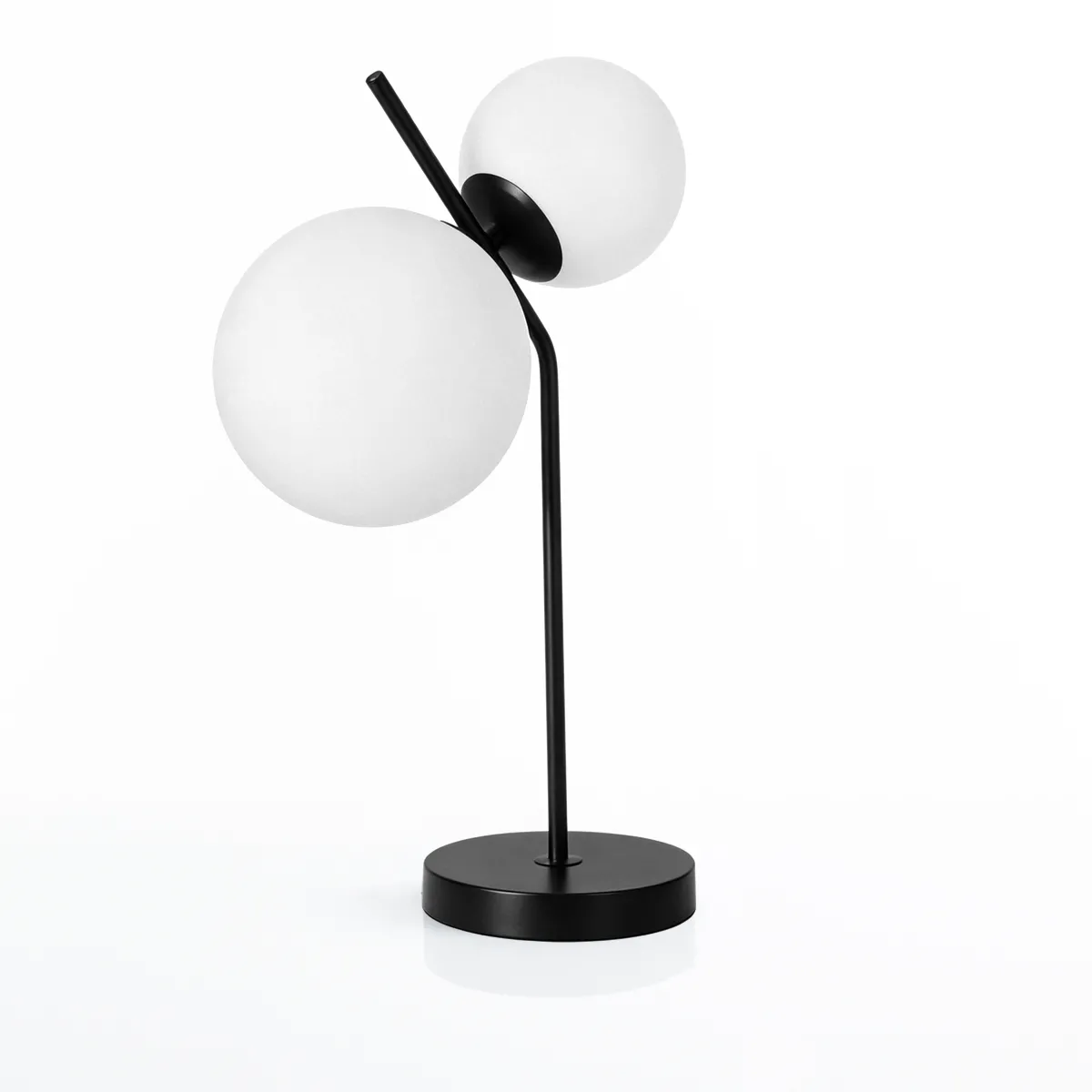 Lampada da tavolo Henget Tomasucci in metallo nero e vetro bianco su fondo bianco
