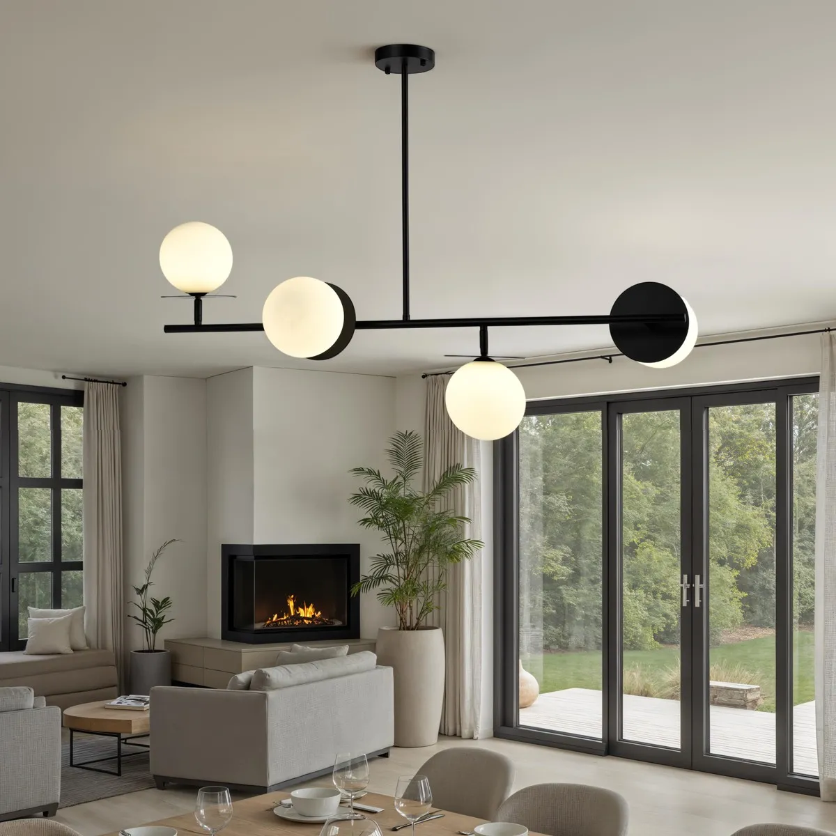 Lampadario Sleek Tomasucci con sfere in vetro bianco in un soggiorno