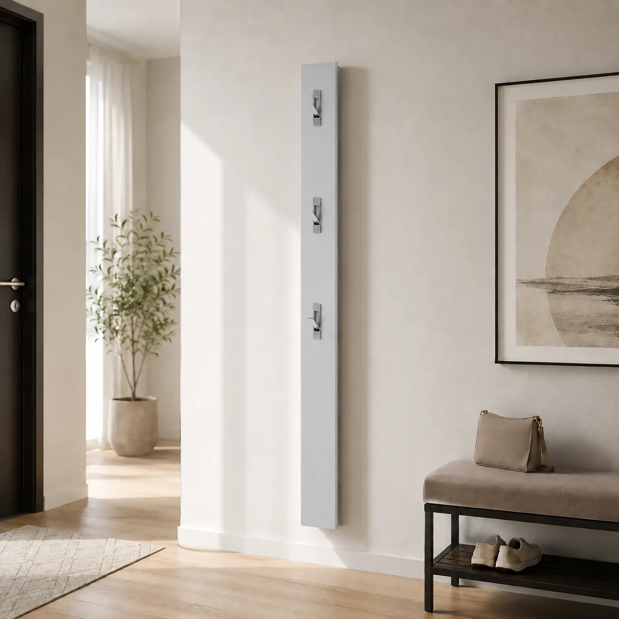 Appendiabiti Annency White Tomasucci bianco lucido accanto a una porta finestra