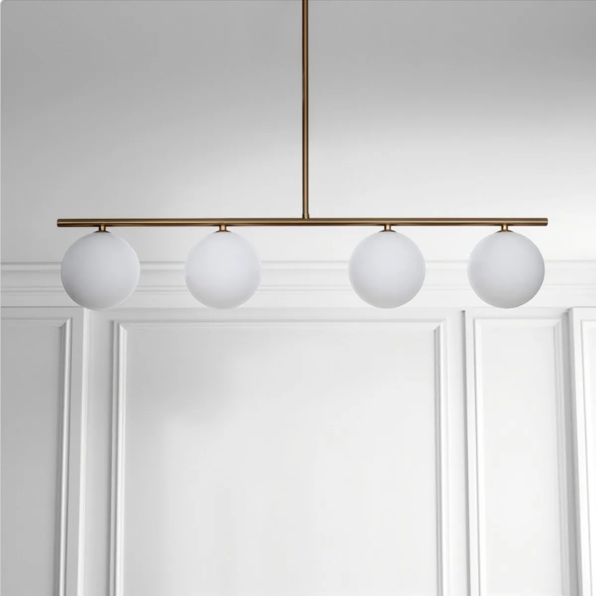 Lampadario Party Evo Tomasucci in ottone anticato con sfere in vetro bianco