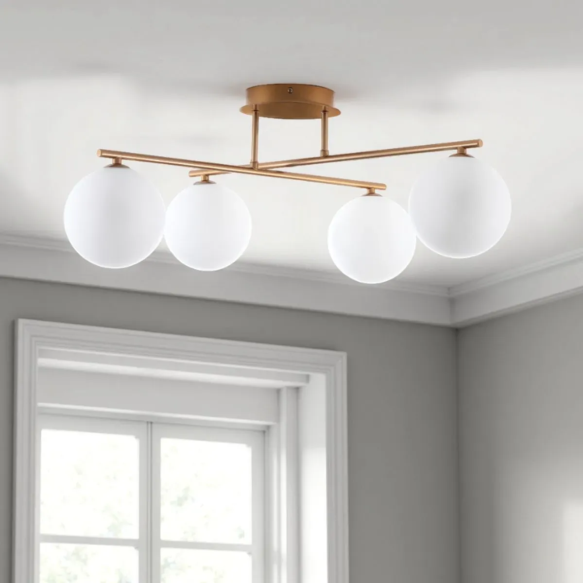 Lampadario Galaxy Gold Tomasucci con globi in vetro bianco a soffitto