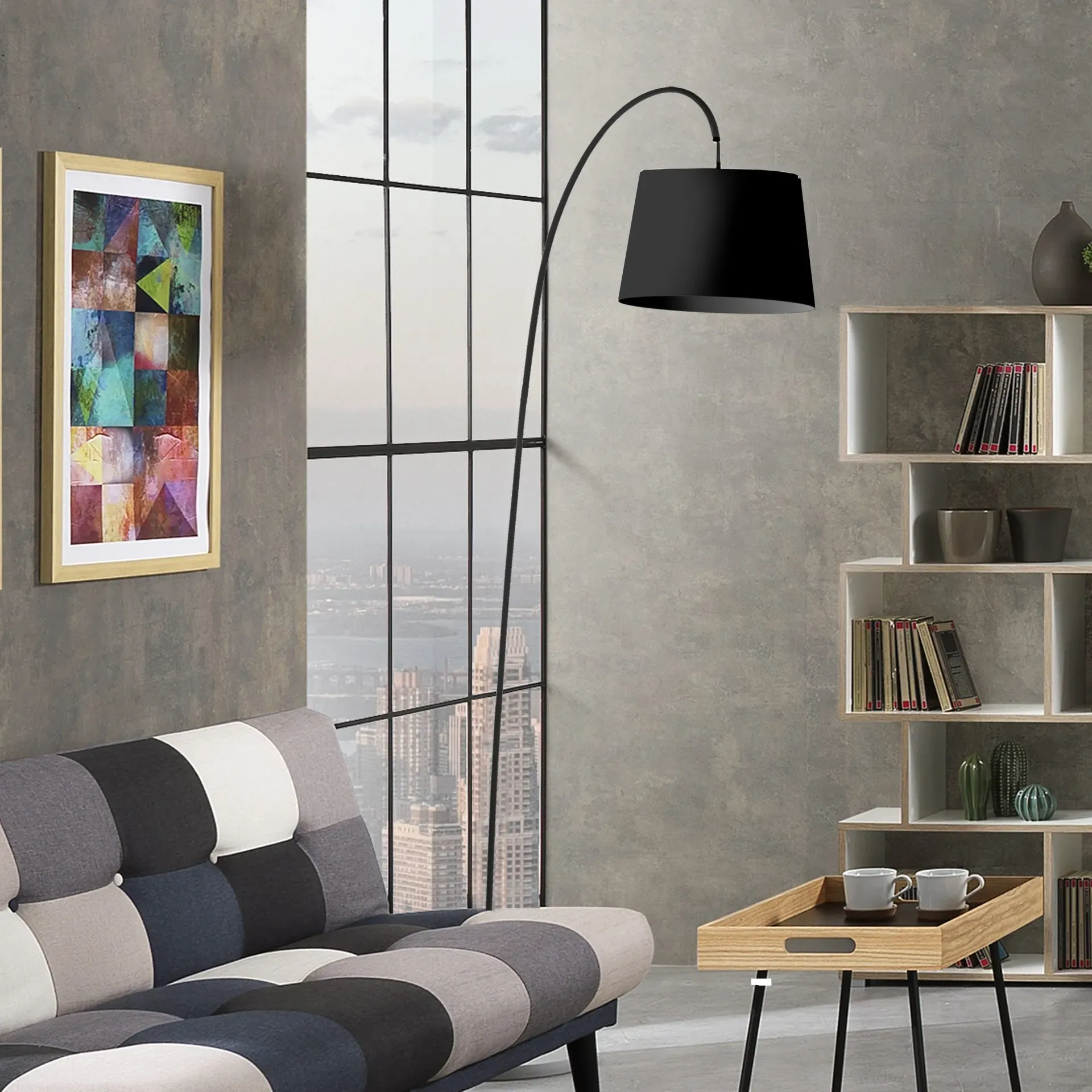 Lampada da terra ad arco Little Smarty Black Tomasucci con paralume nero accanto a un divano