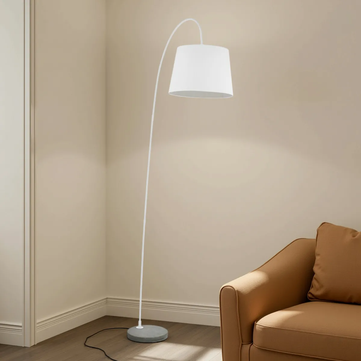 Lampada ad arco Little Smarty White Tomasucci bianca accanto a una poltrona