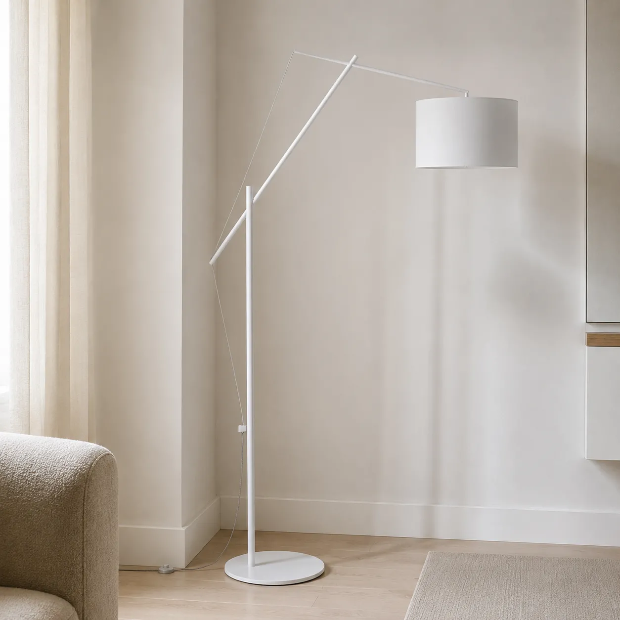 Lampada da terra White Gear Tomasucci bianca con braccio inclinato in un soggiorno