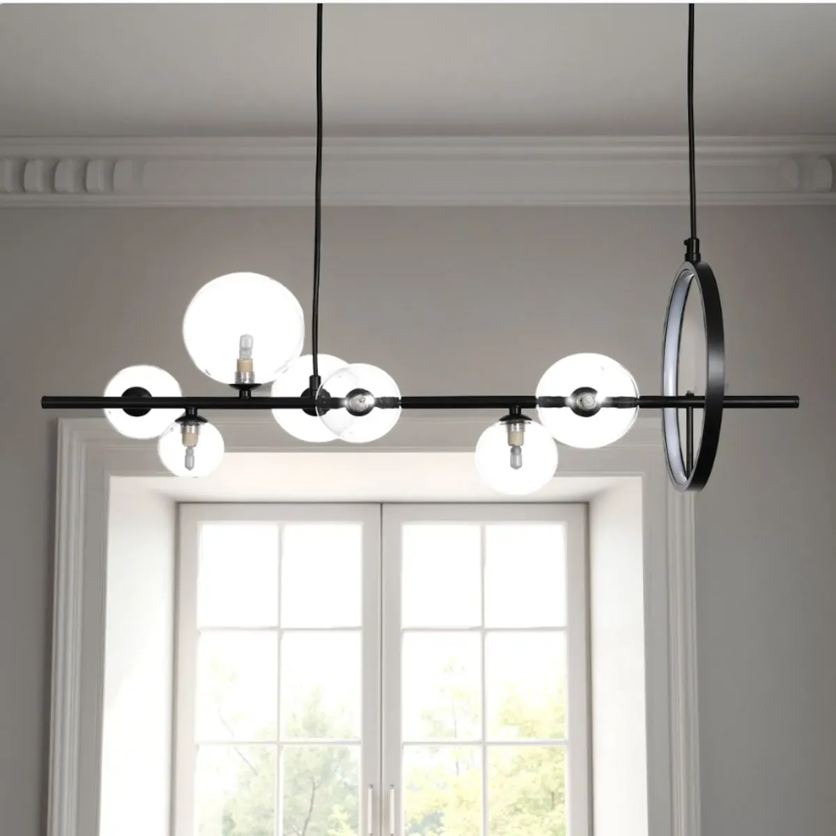 Lampadario Kosmo Tomasucci in acciaio nero in una sala da pranzo