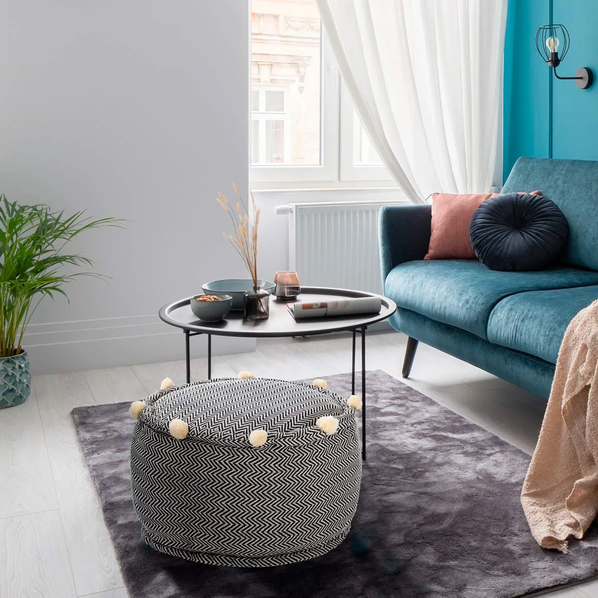 Pouf Hip Tomasucci grigio in un soggiorno con divano