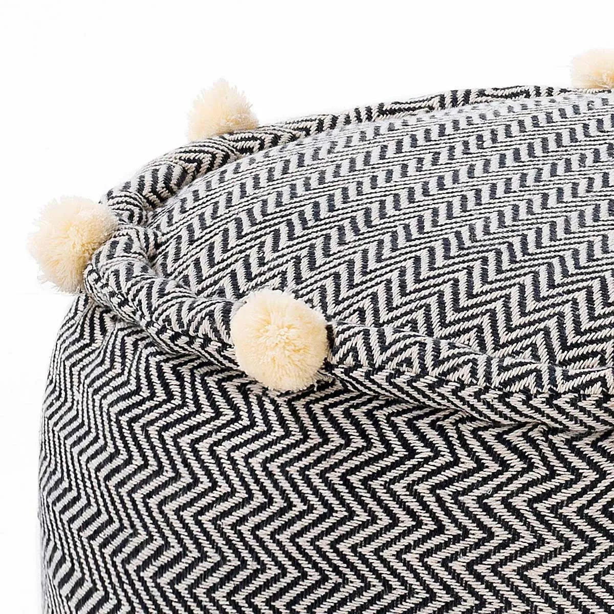 Dettaglio dei pompon del pouf Hip Tomasucci