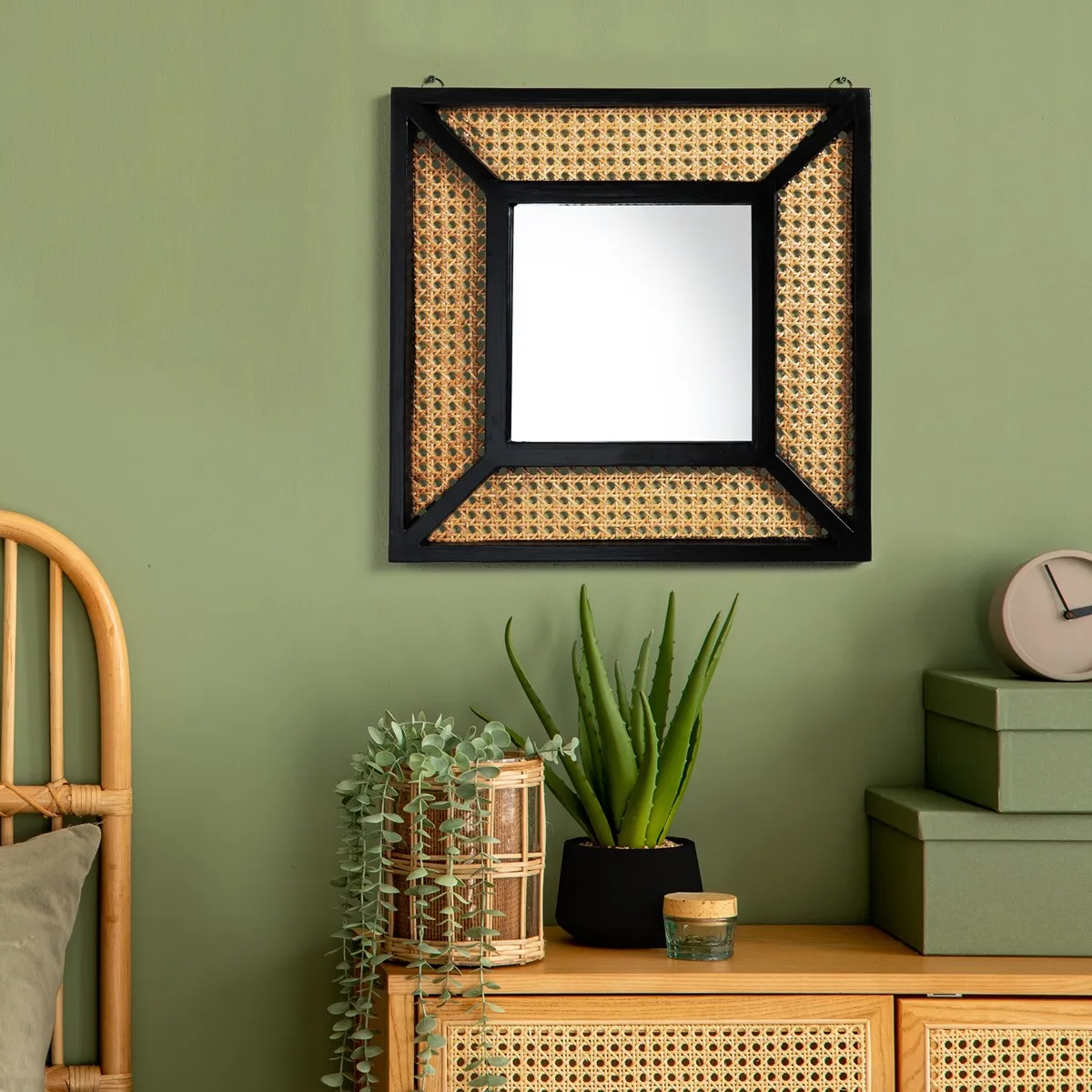 Specchio Vienna Tomasucci in rattan su una parete verde