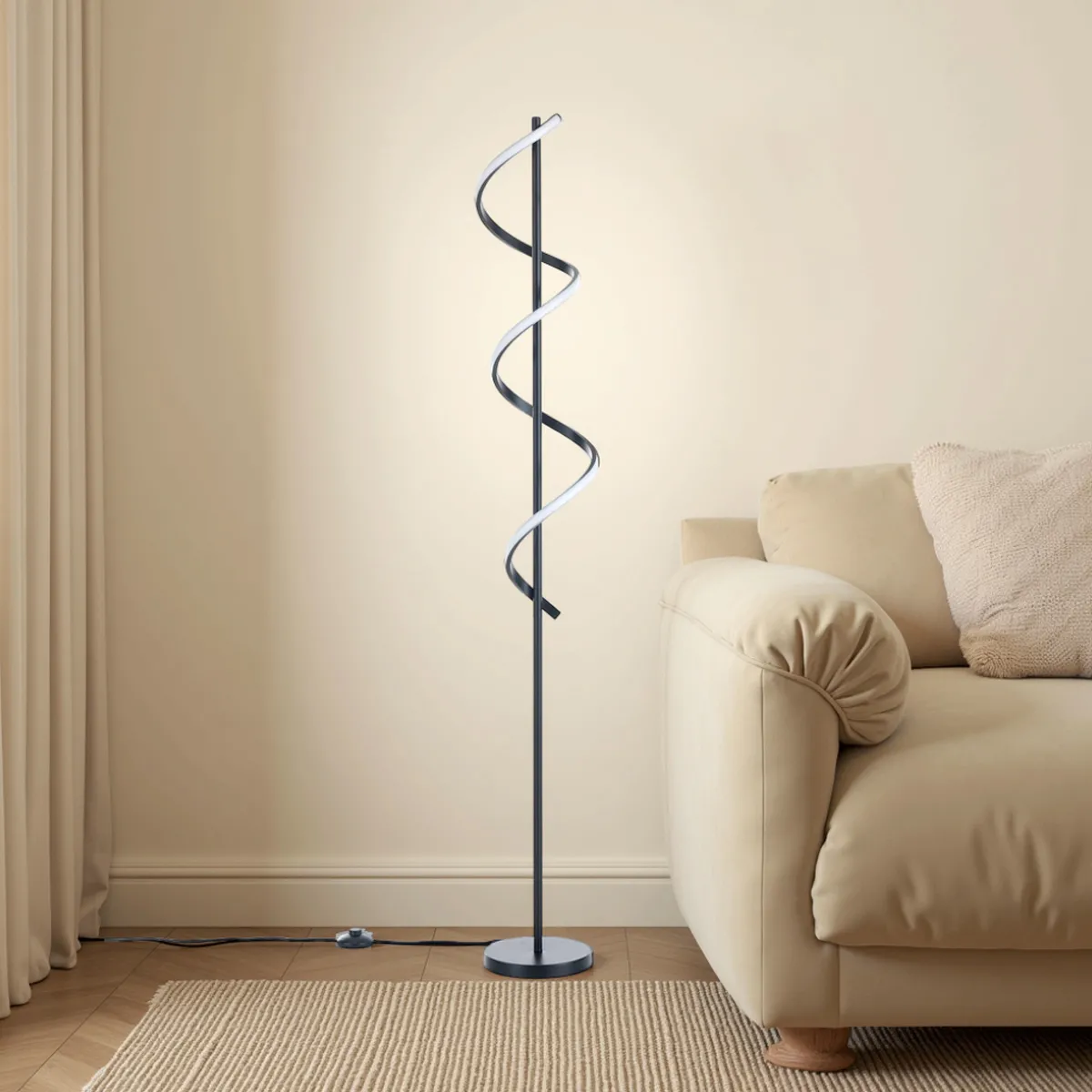 Lampada Spring Tomasucci in un soggiorno chiaro
