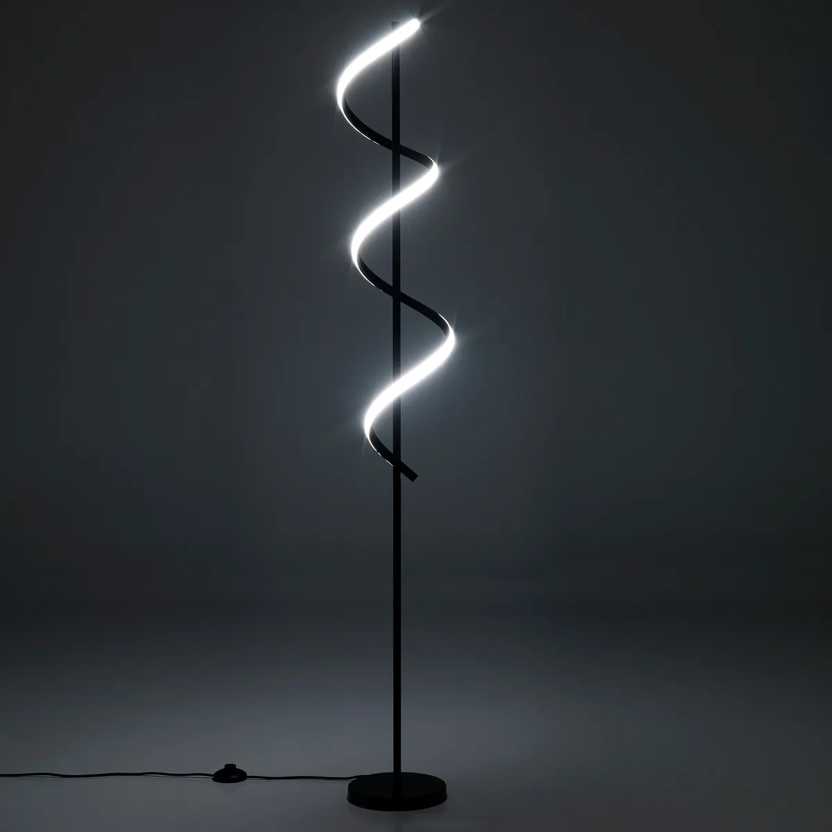 Lampada da terra Spring Tomasucci accesa al buio