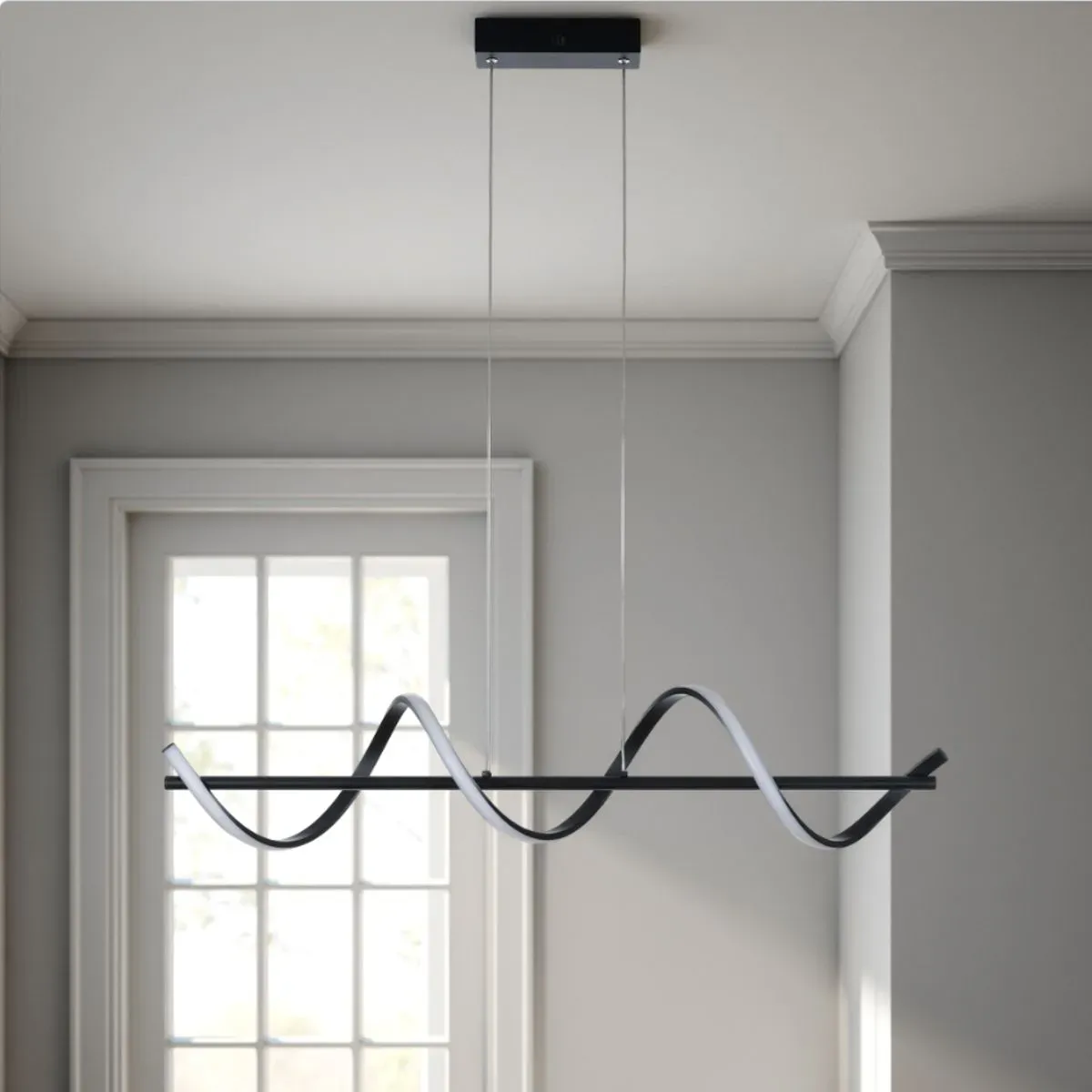 Lampadario Spring Tomasucci sopra un tavolo da pranzo