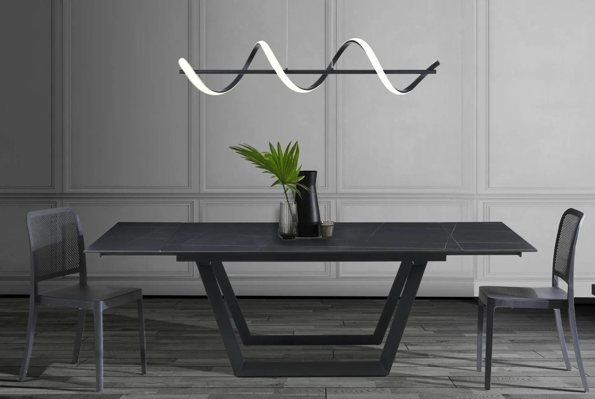 Lampadario Spring Tomasucci in una sala con tavolo nero