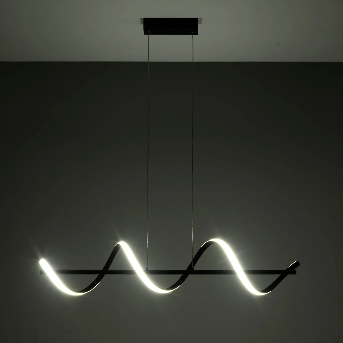 Lampadario Spring Tomasucci acceso al buio