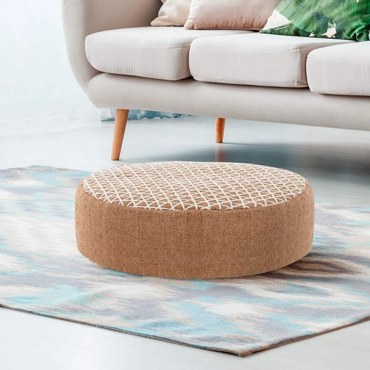 Pouf Karlo Tomasucci in cotone naturale in soggiorno