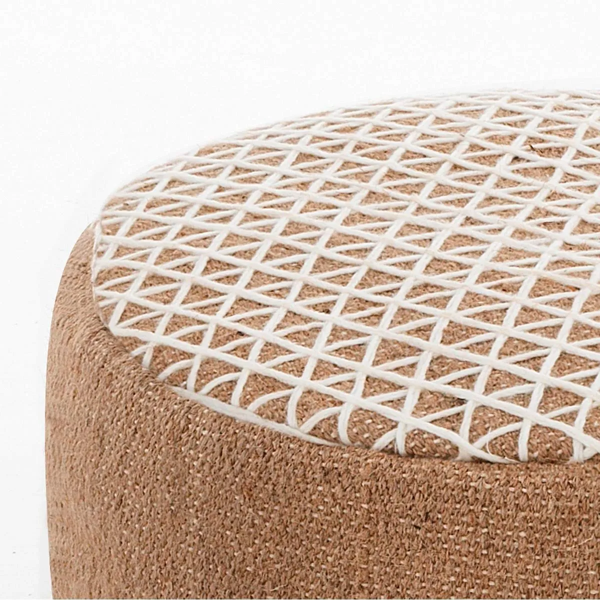 Dettaglio del disegno a triangoli del pouf Karlo