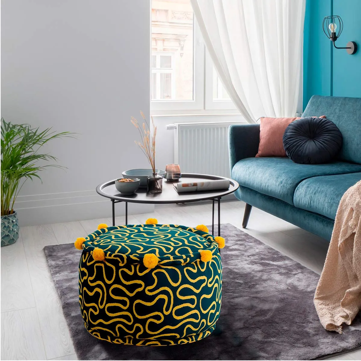 Pouf Tangle Tomasucci giallo e blu in soggiorno