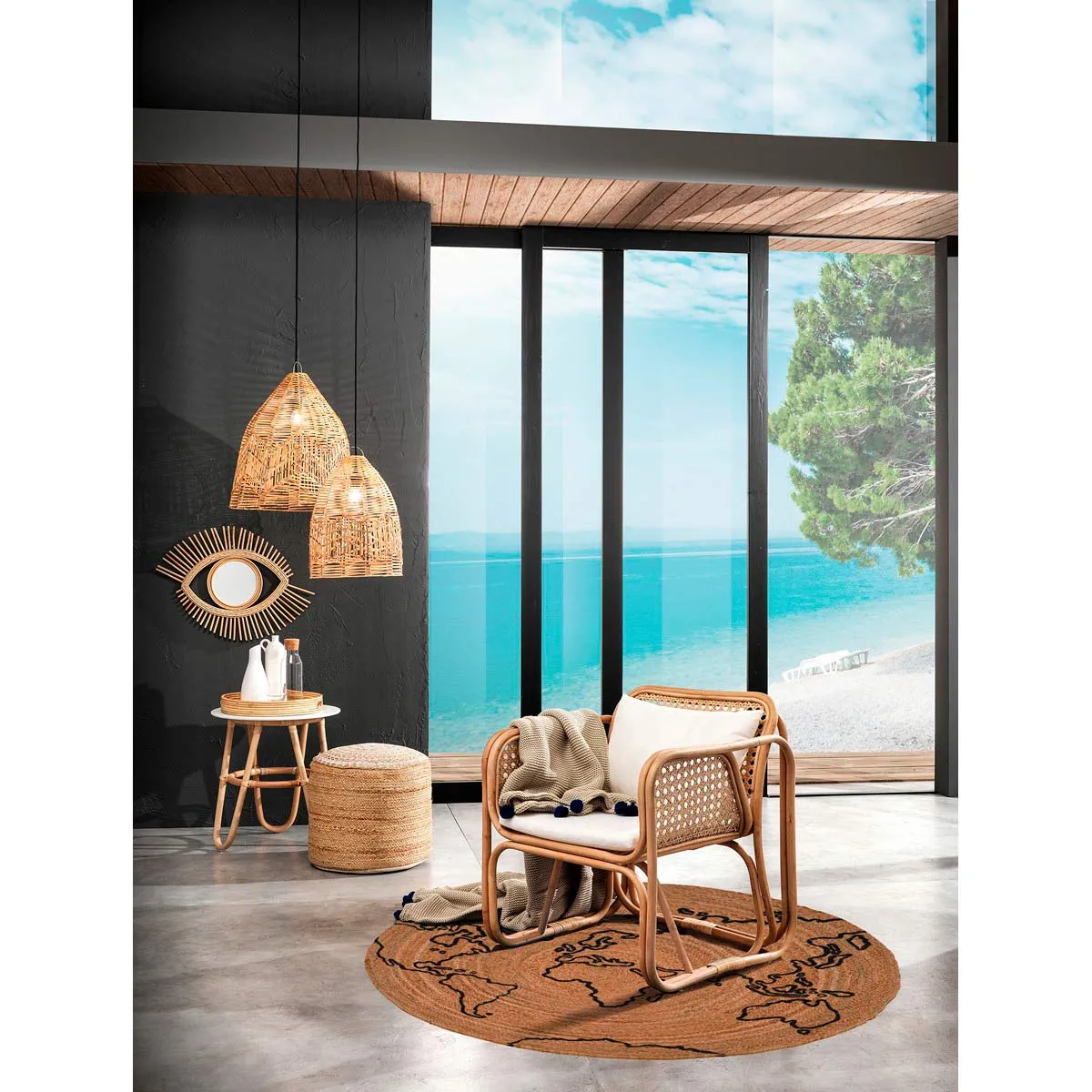 Tappeto Geo Tomasucci in juta in un ambiente vista mare
