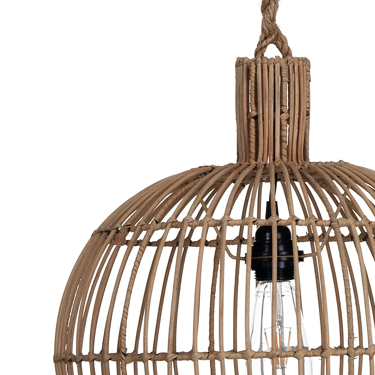 Dettaglio dell'intreccio in rattan del lampadario Vera