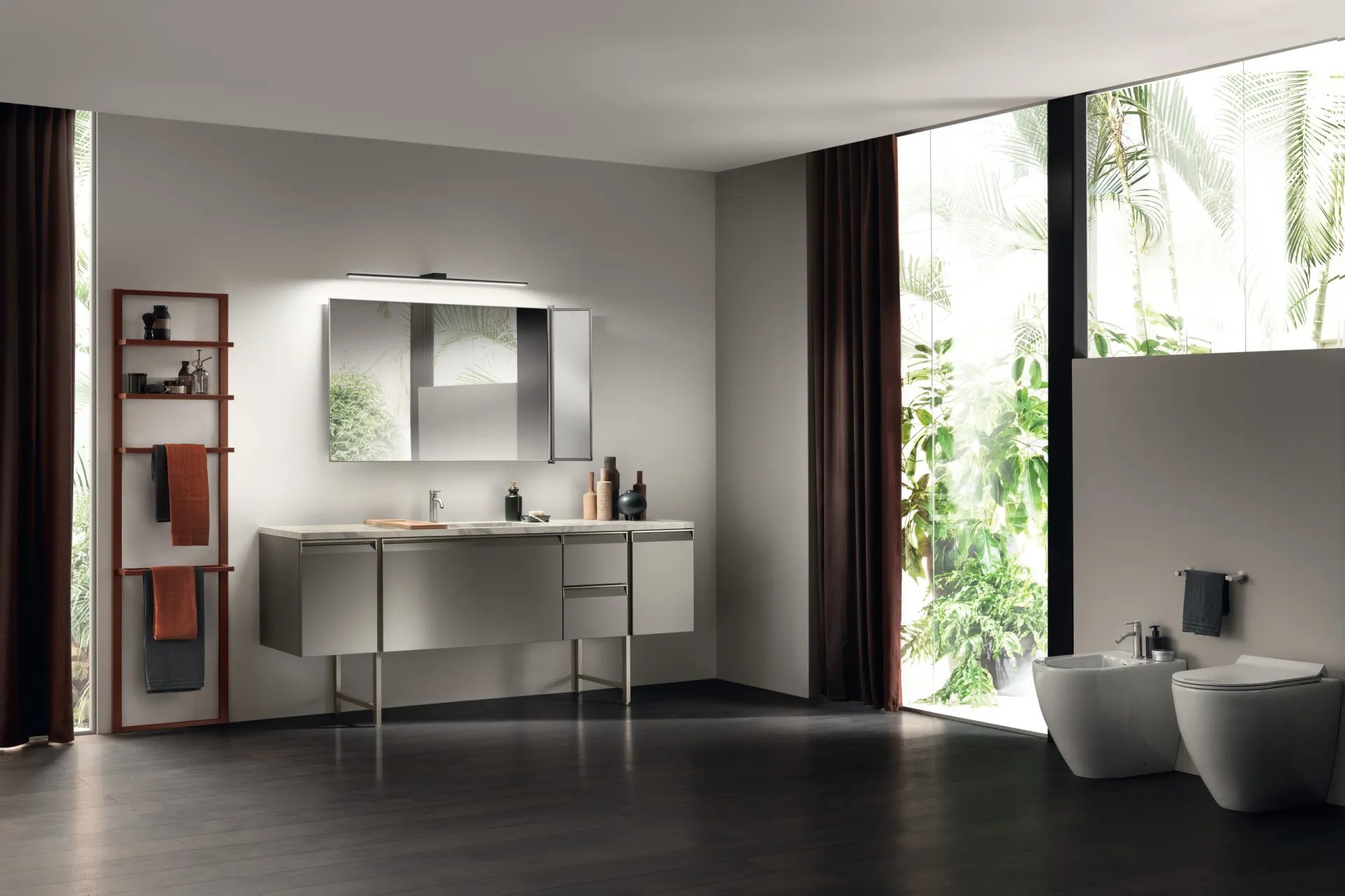 Bagno Formalia Scavolini con mobile grigio su piedini, specchiera con lampada e portasalviette Status