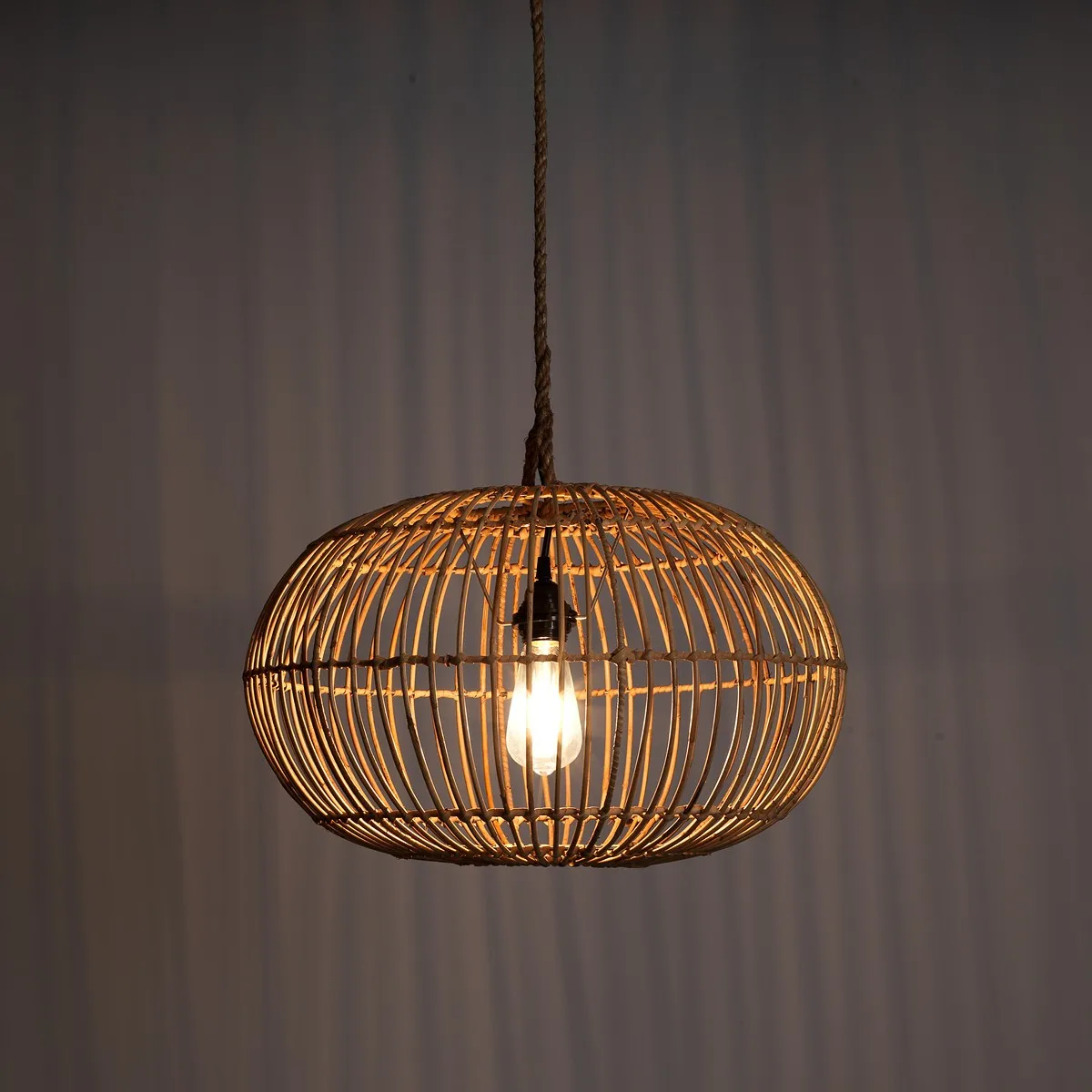 Lampadario Yvon Tomasucci acceso in un ambiente scuro