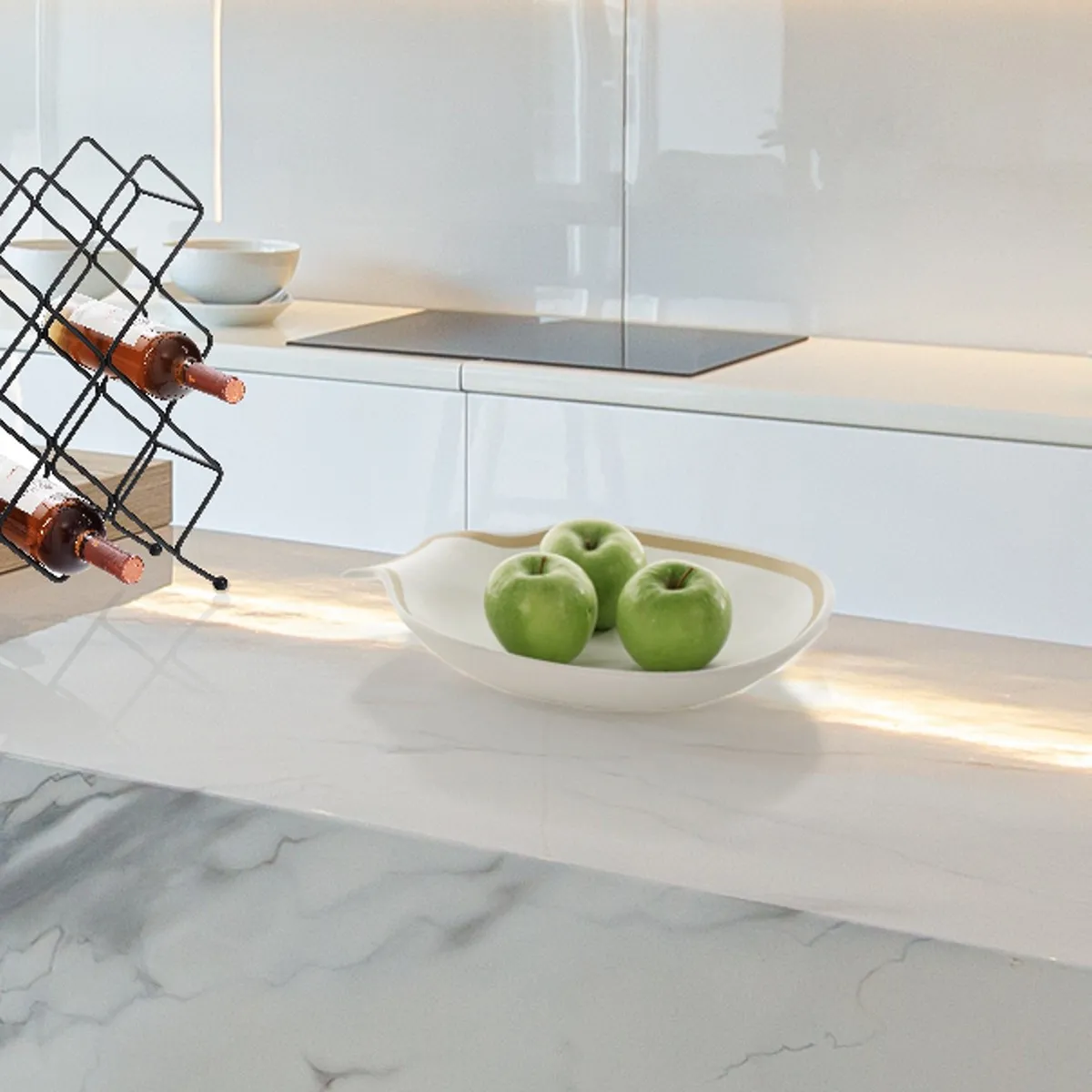 Centrotavola Linea Tomasucci con mele su un piano cucina