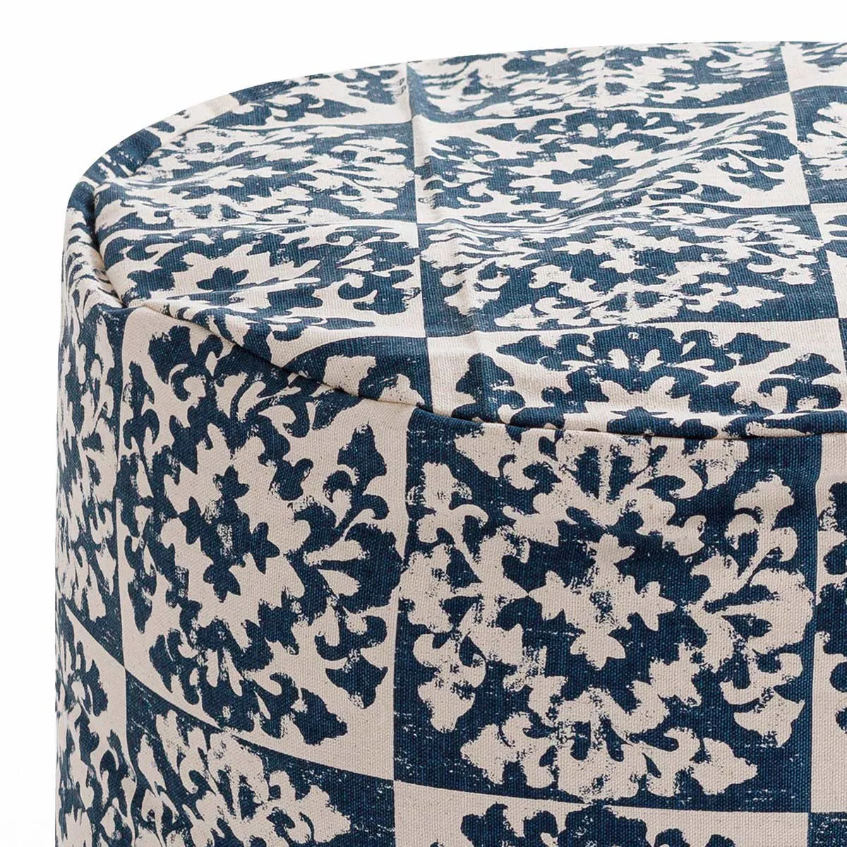 Dettaglio del decoro blu del pouf Ramon