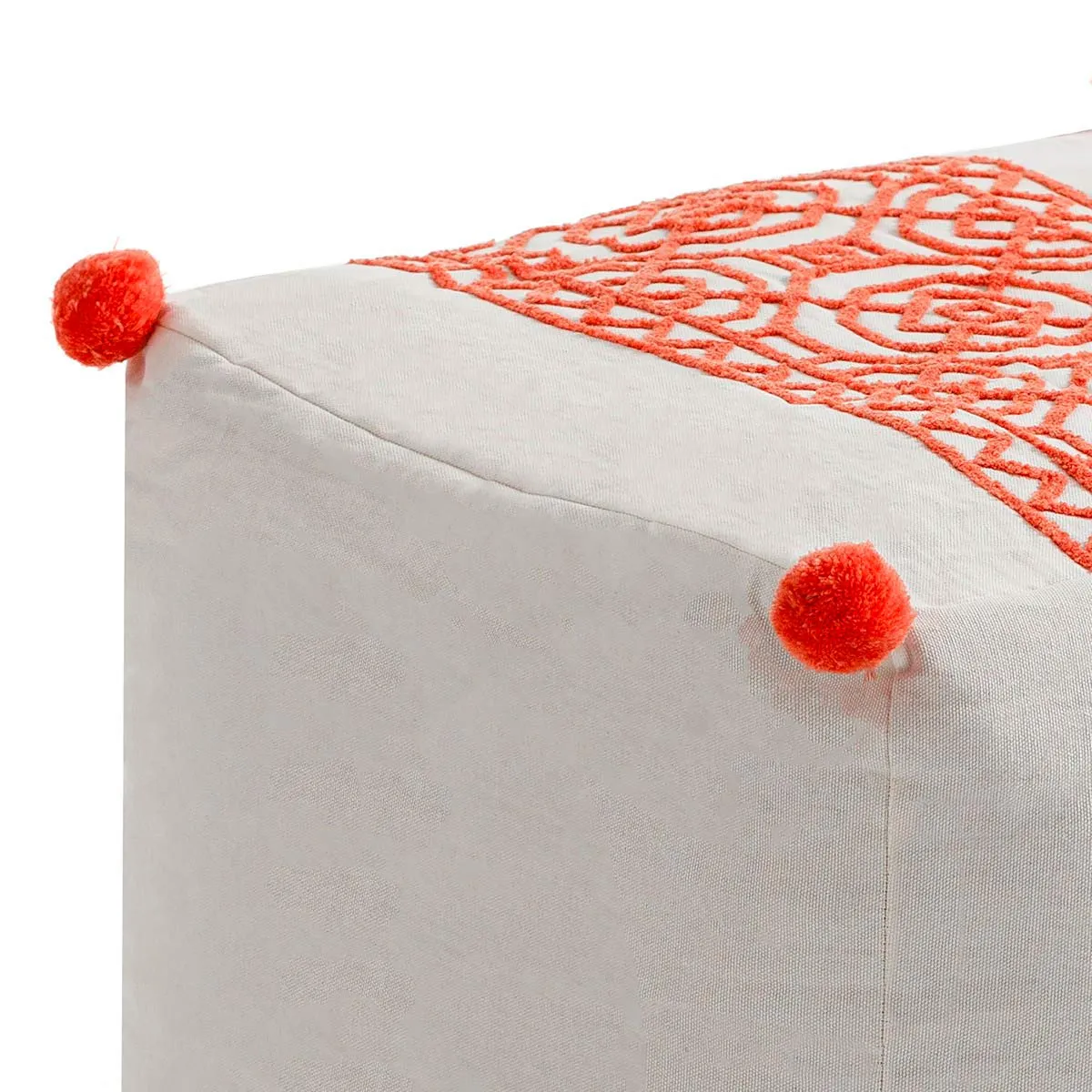 Dettaglio del ricamo e dei pompon del pouf Aramis