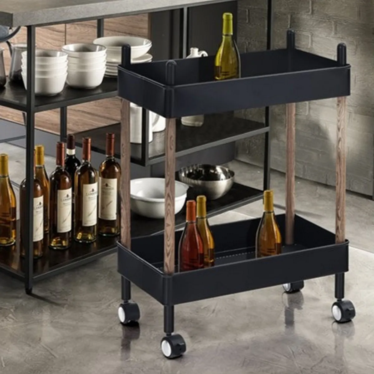 Carrello Billy Tomasucci con bottiglie in cucina