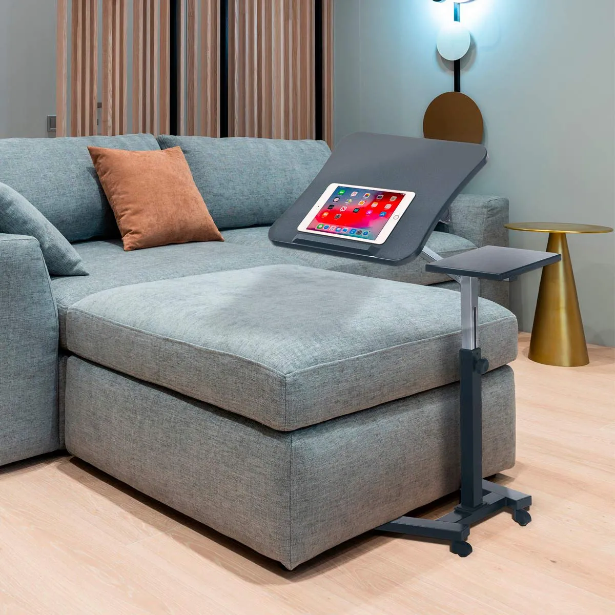 Carrello Holy Tomasucci accanto a un divano con tablet