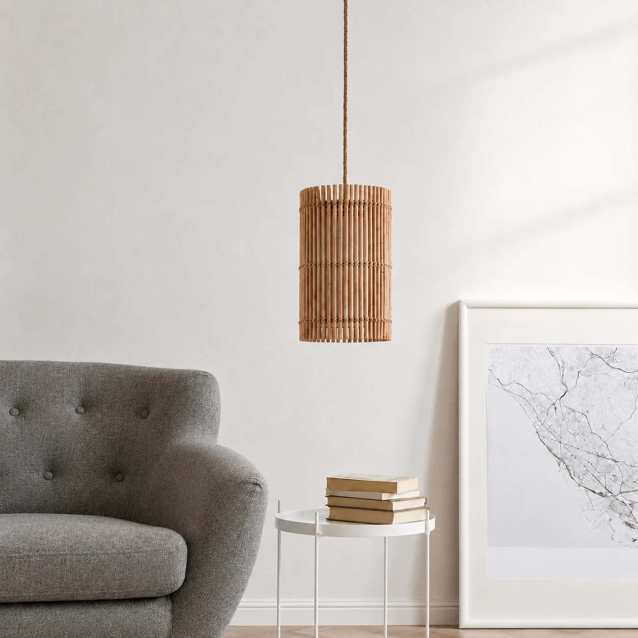 Lampadario Lahad Tomasucci accanto a una poltrona