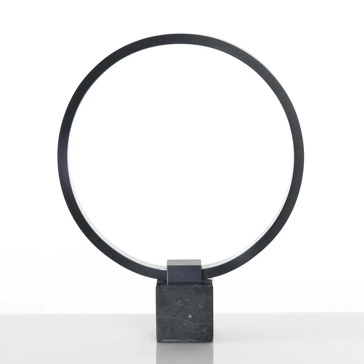 Lampada Ring Tomasucci scontornata con base in marmo