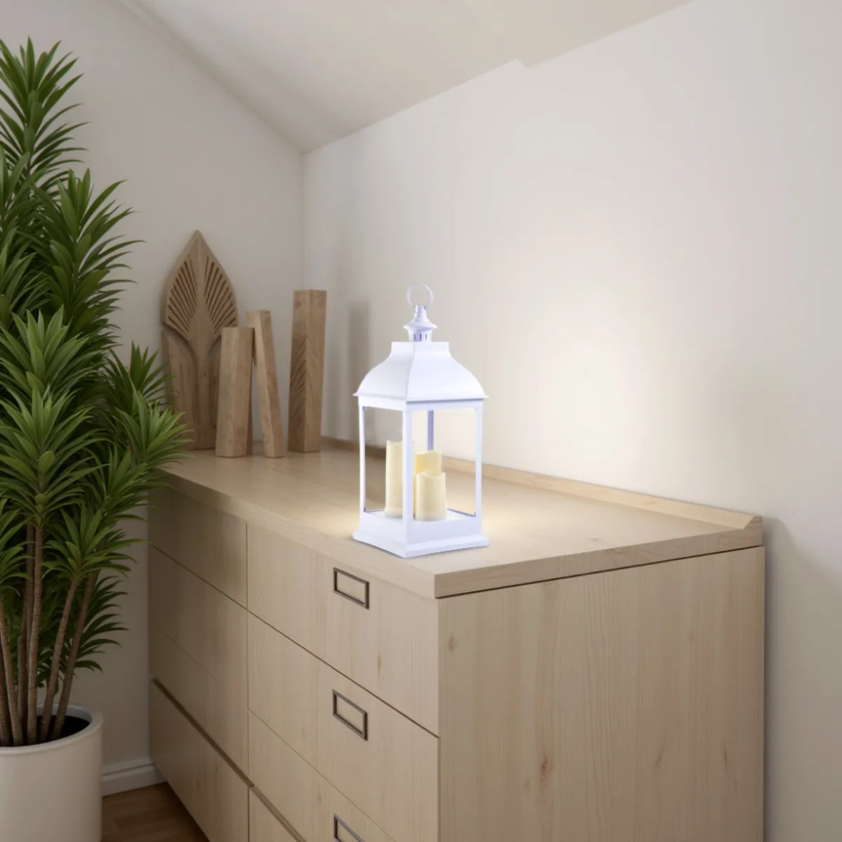 Lanterna Lantern Tomasucci bianca su una cassettiera
