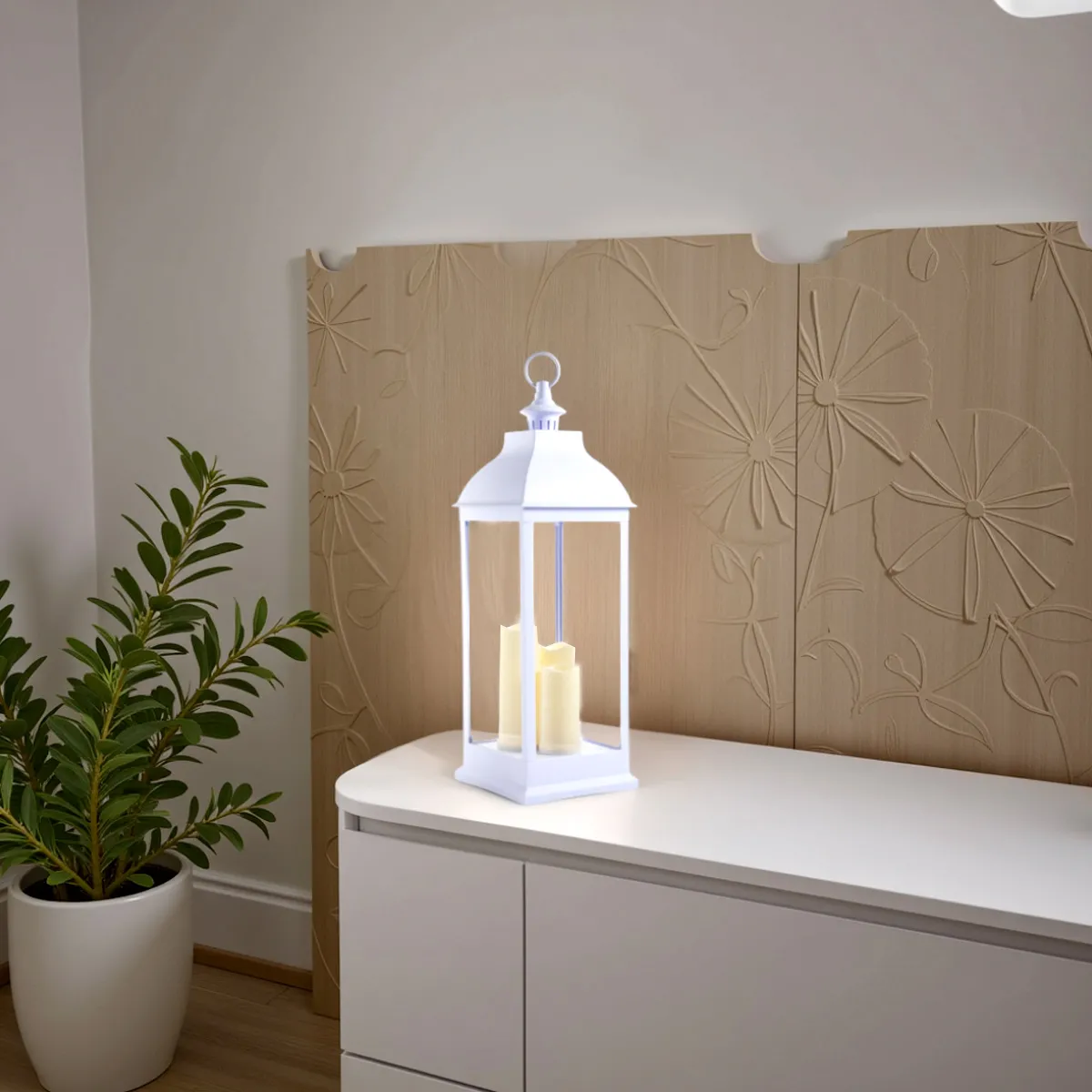 Lanterna Lantern Tomasucci accanto a una pianta