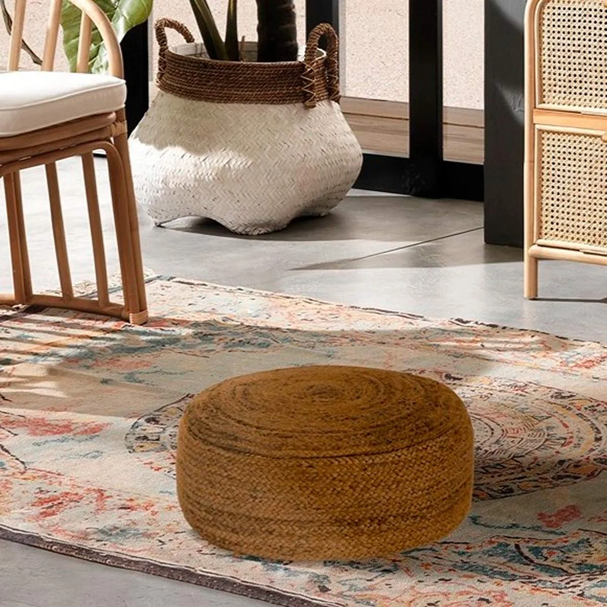 Pouf Juta Tomasucci su un tappeto in soggiorno