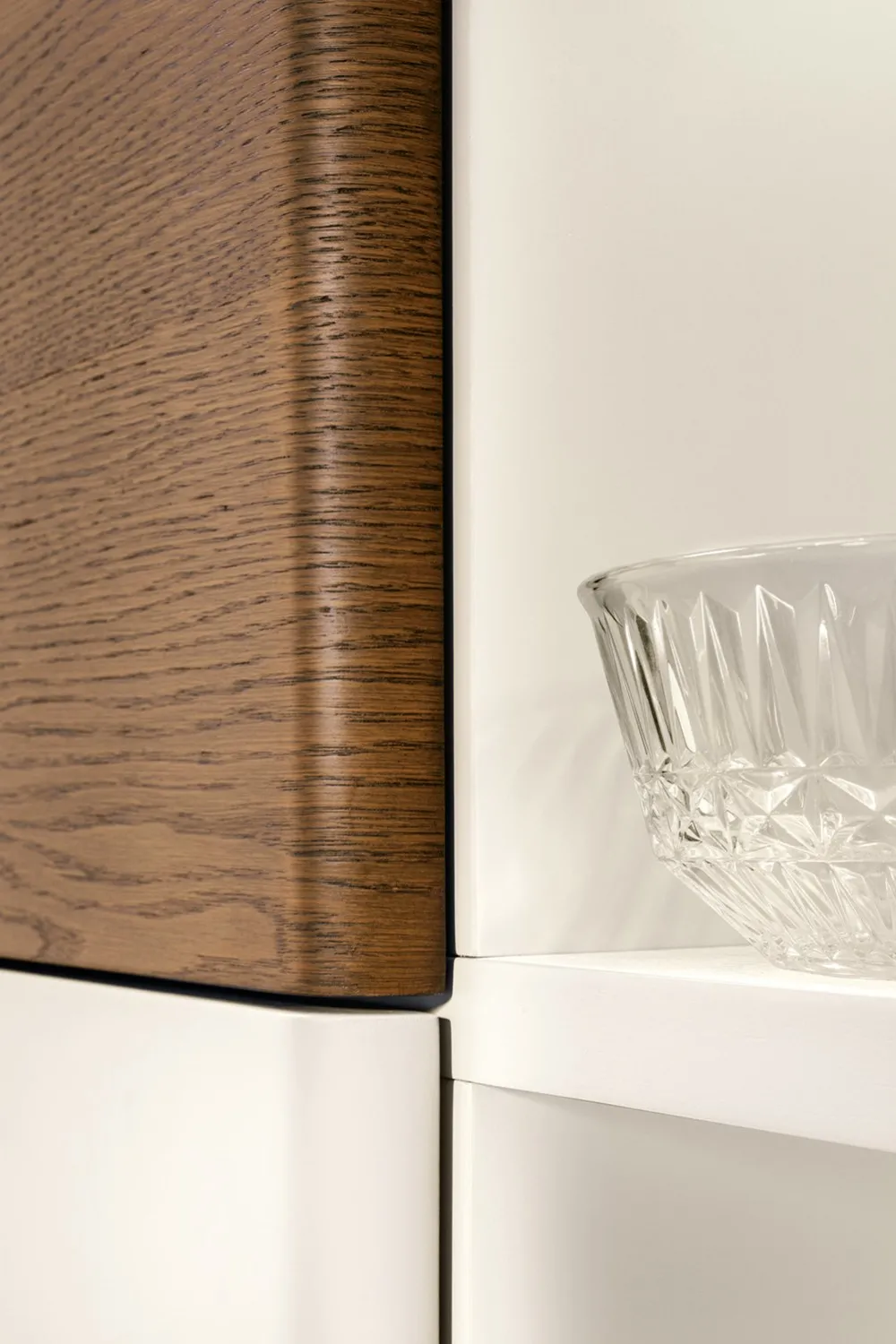 Particolare del piano in rovere e dell'anta laccata della madia Rama Le Fablier